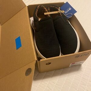 NEW IN BOX ,WOMAN,S SHOES , BLACK , WHITE SOLES , LEPARD PRINT INSIDE 🐯